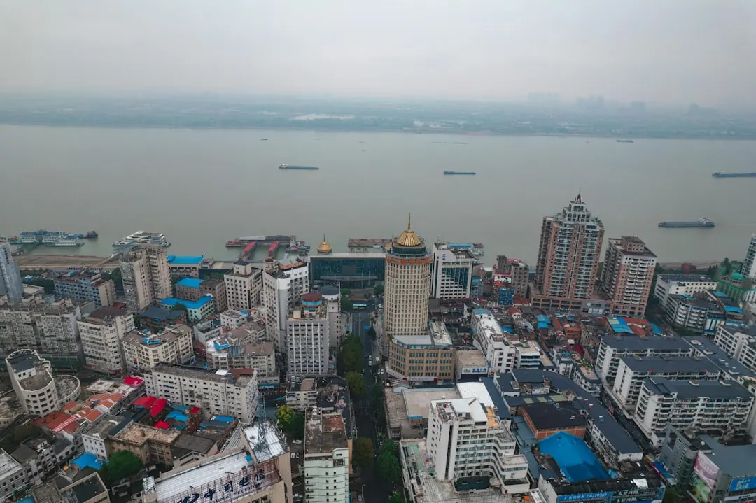 六类与超六类网线对比：性能参数及工程适配建议