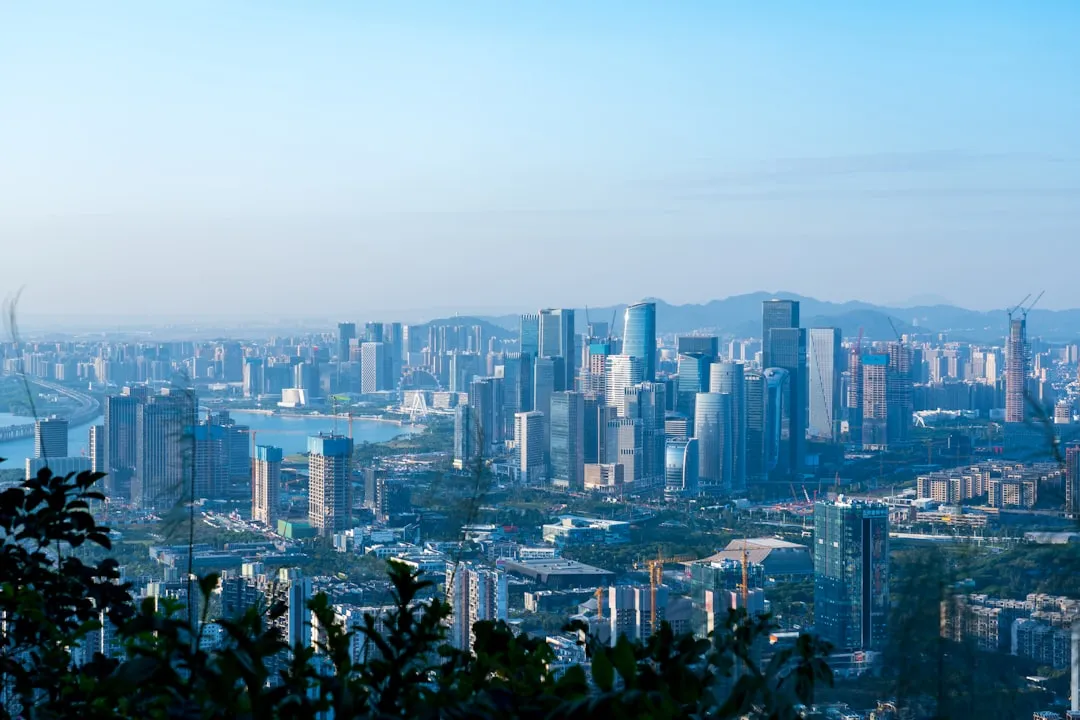 配线架与理线架在机柜布线中的协同设计及选型对比