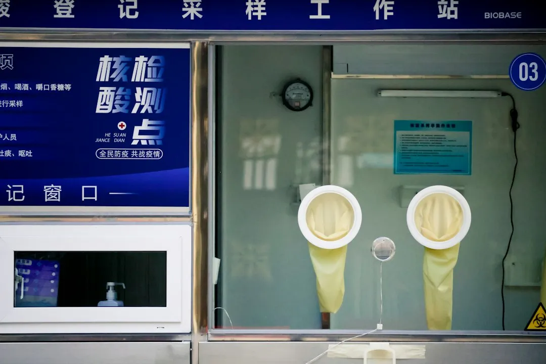 配线架与理线架在机房综合布线中的协同作用及选型对比